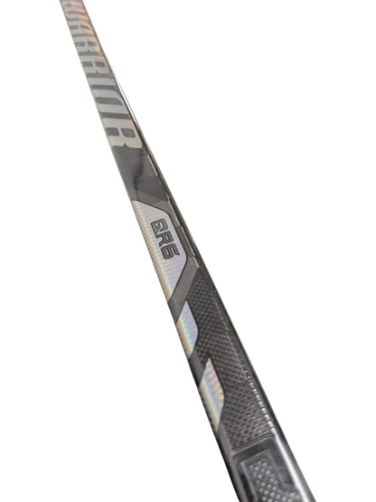 Warrior QR6 Pro Junior Ice Hockey Stick – 30 Flex – W03 Curve Right hand