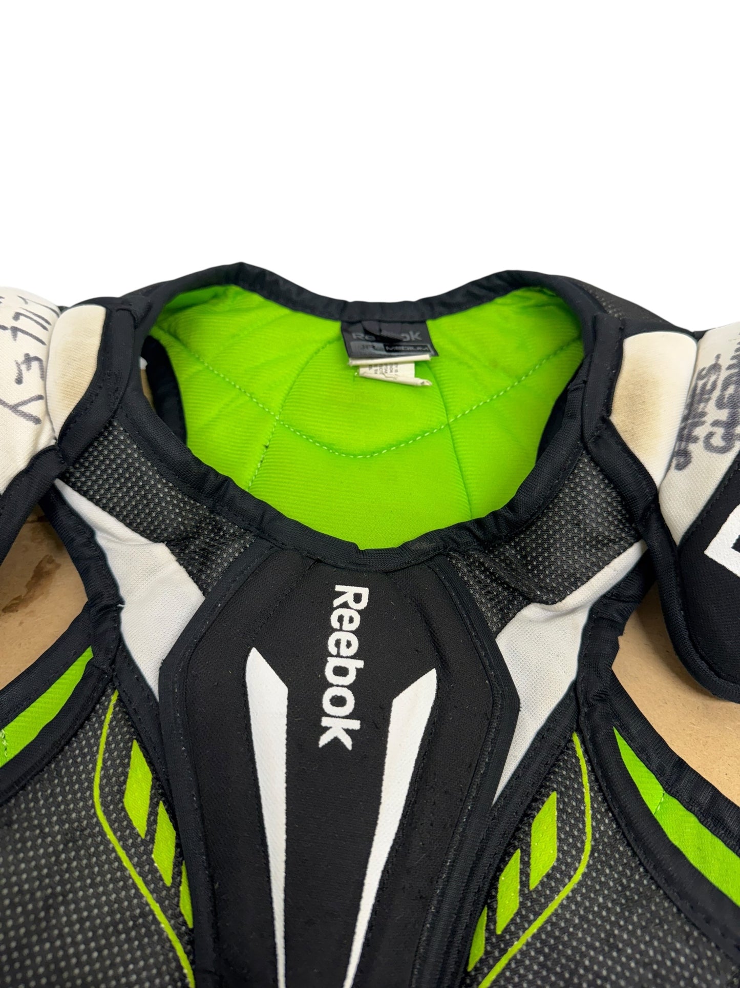 Reebok 12K junior ice Hockey shoulder pads size medium